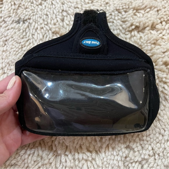 Tune Belt | Running Armband Phone Holder for iPhone 11 Pro, SE 2022/2020, X/XS - Picture 12 of 12